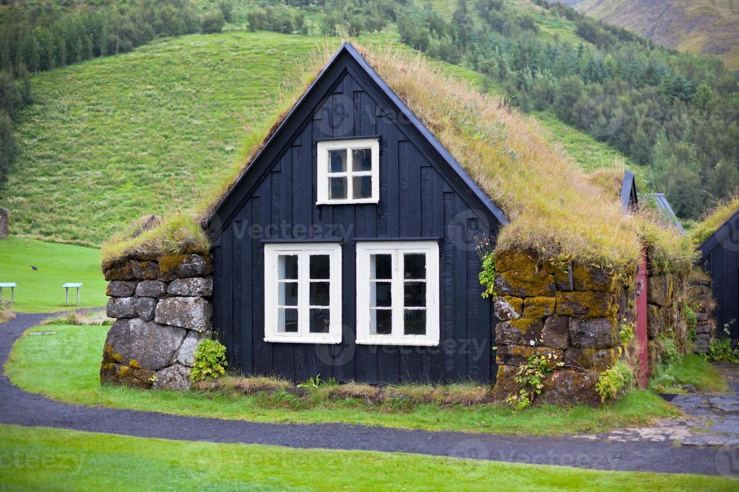 casa islandesa rural típica coberta de vegetação no dia nublado foto