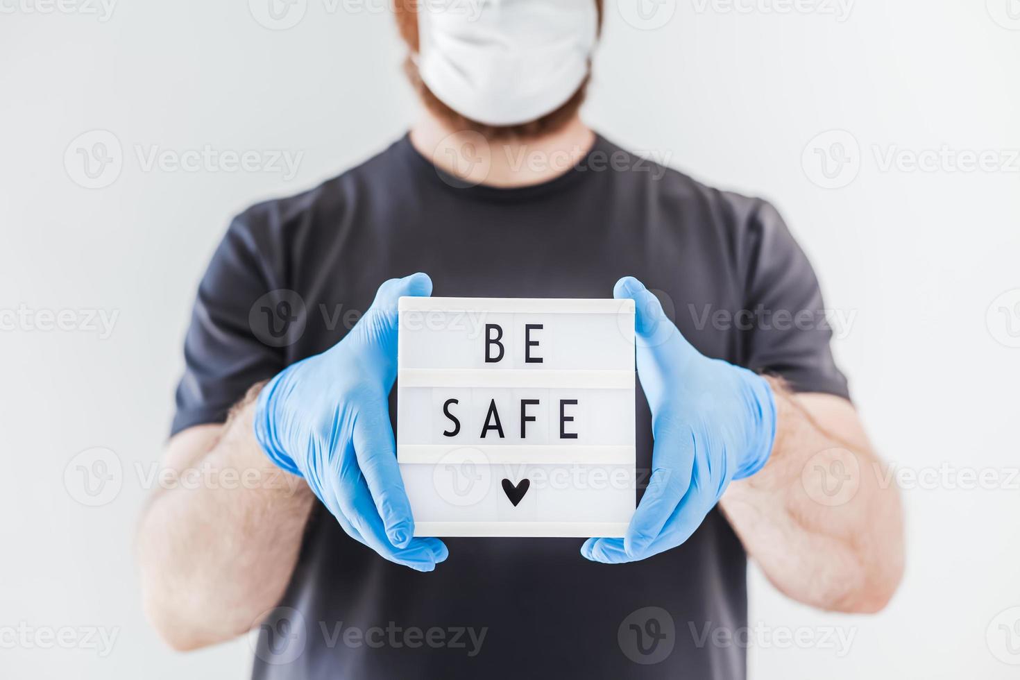 homem segurando lightbox com texto seguro em sua mão foto