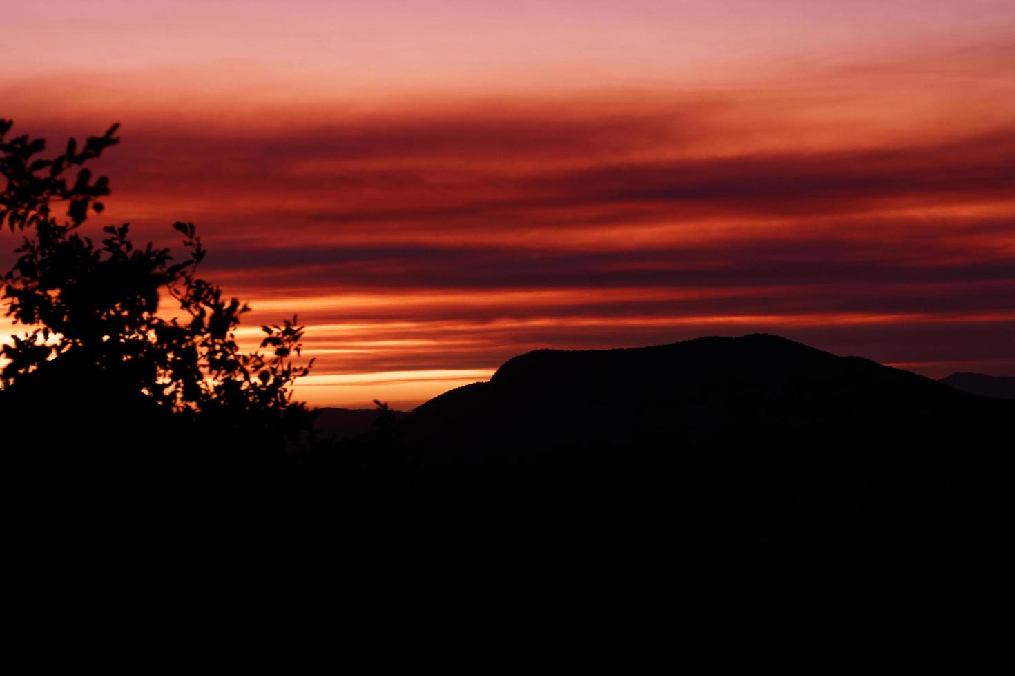 belo pôr do sol com nuvens foto