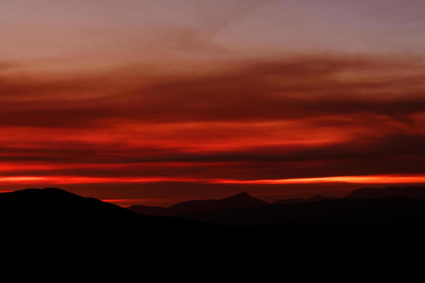 belo pôr do sol escuro foto