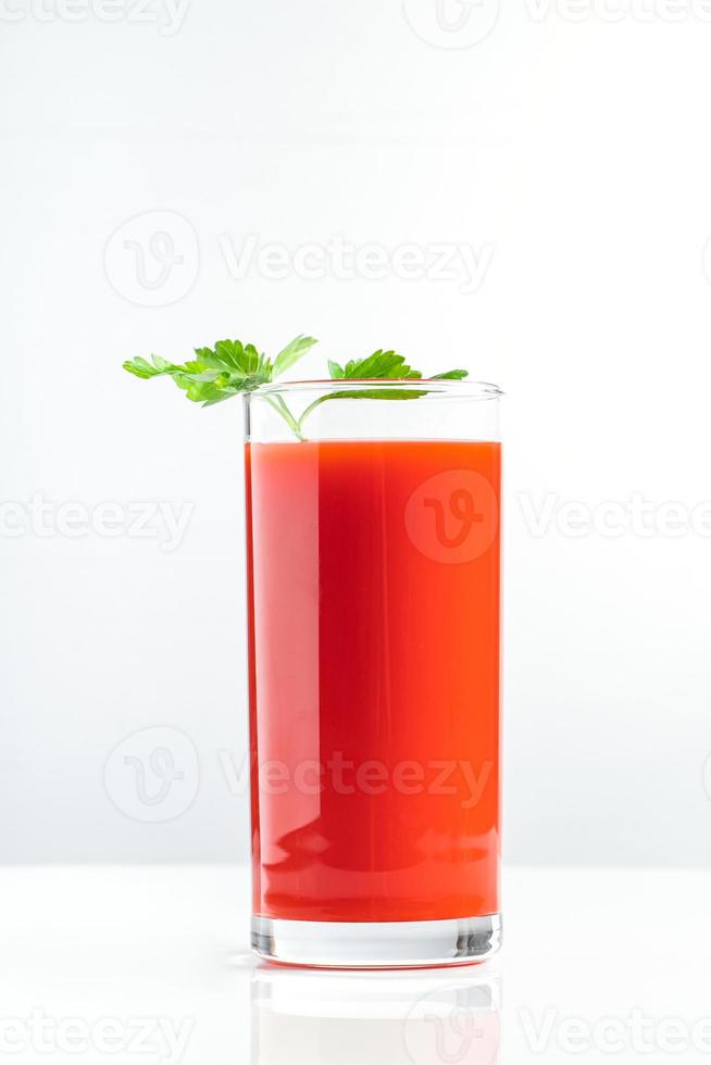 suco de tomate dieta com salsa em fundo branco. batido vegetal vegano. foto