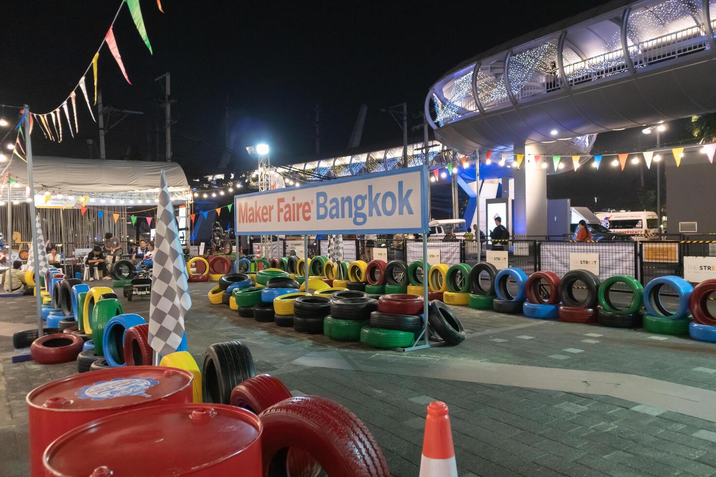 19 de janeiro de 2020 - a rua ratchada, bangkok, tailândia - pista de corrida com criador de tela faire bangkok à noite foto