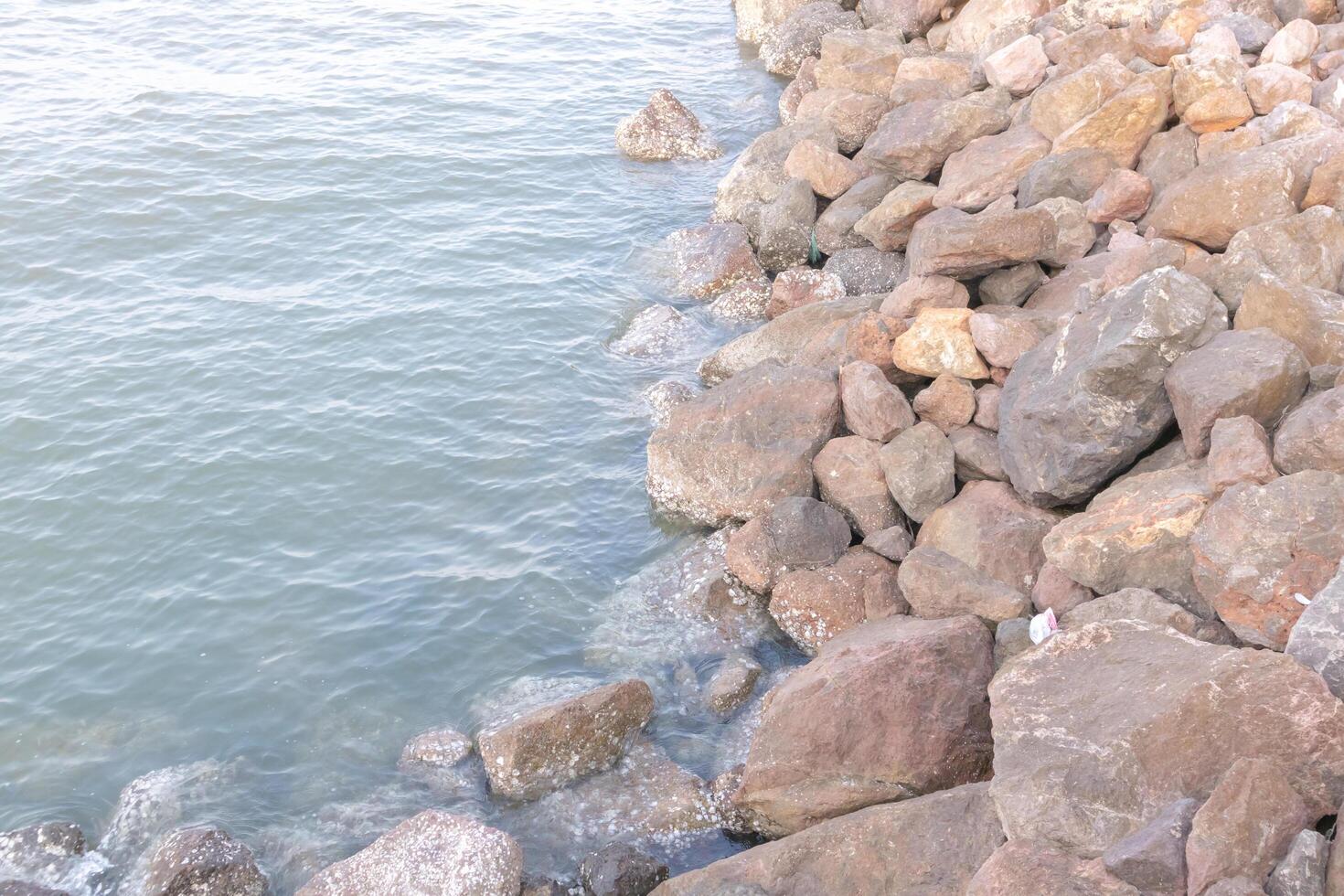 recife em rochas do mar com vento sopra ondas do mar foto