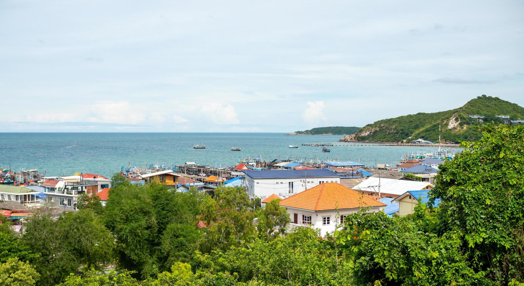 vista de alto ângulo do mar há comunidades abaixo também. tailândia foto