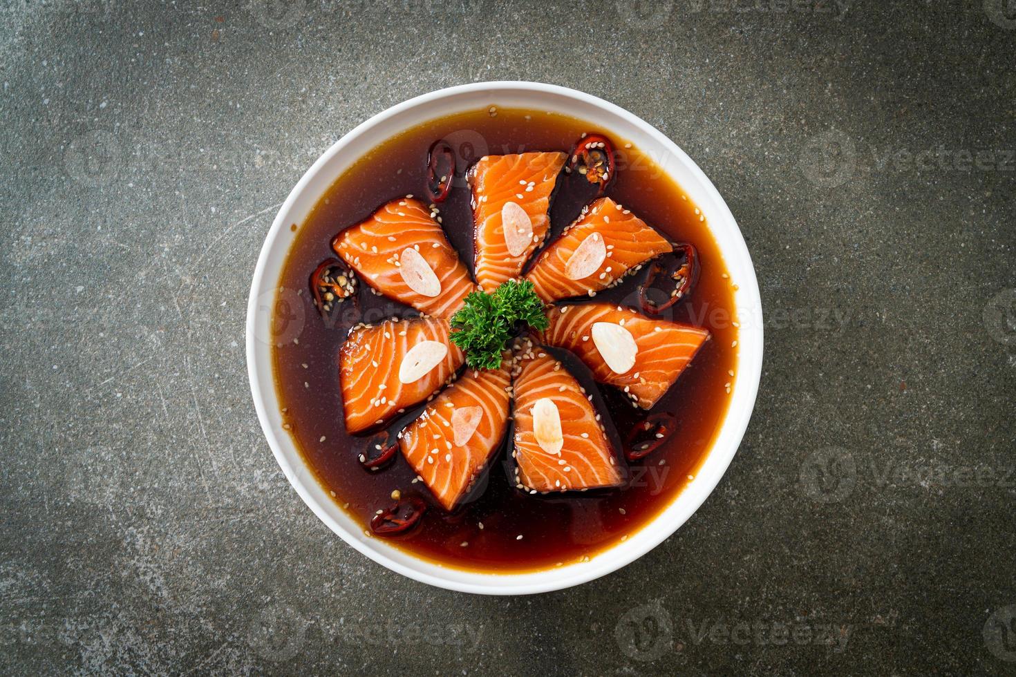 shoyu marinado de salmão ou molho de soja em conserva de salmão foto