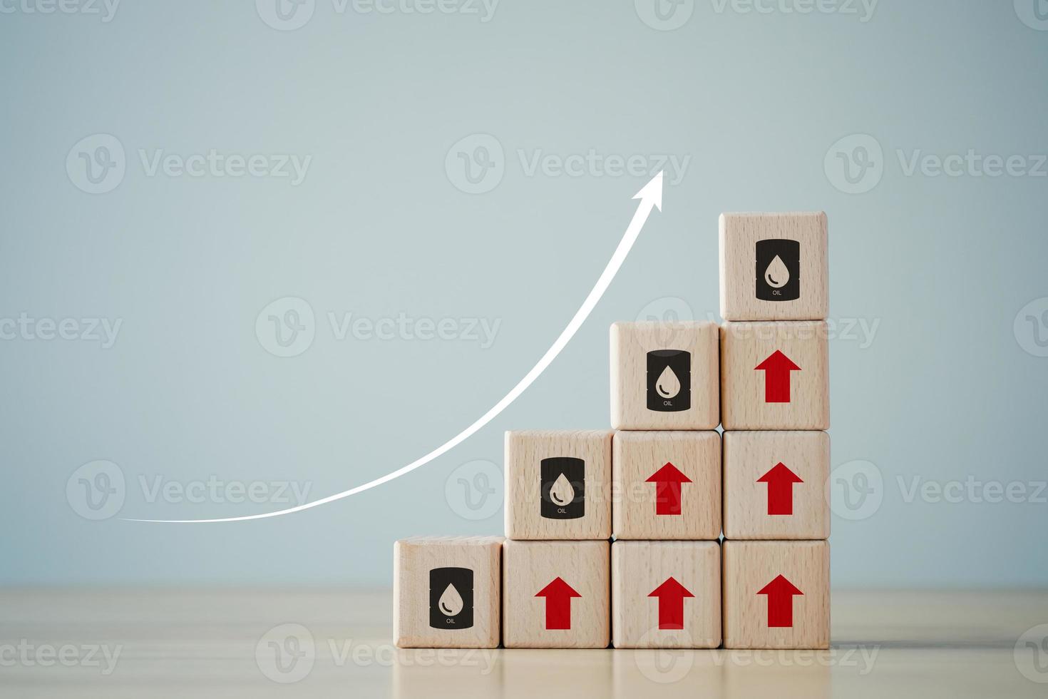 tendência de aumento do preço do petróleo. Bolsa de preços do petróleo bruto negociando para cima. símbolo de petróleo na escada do bloco de madeira com seta para cima. preços do petróleo em queda ou em alta. risco de guerra ou crise elevou o preço. foto