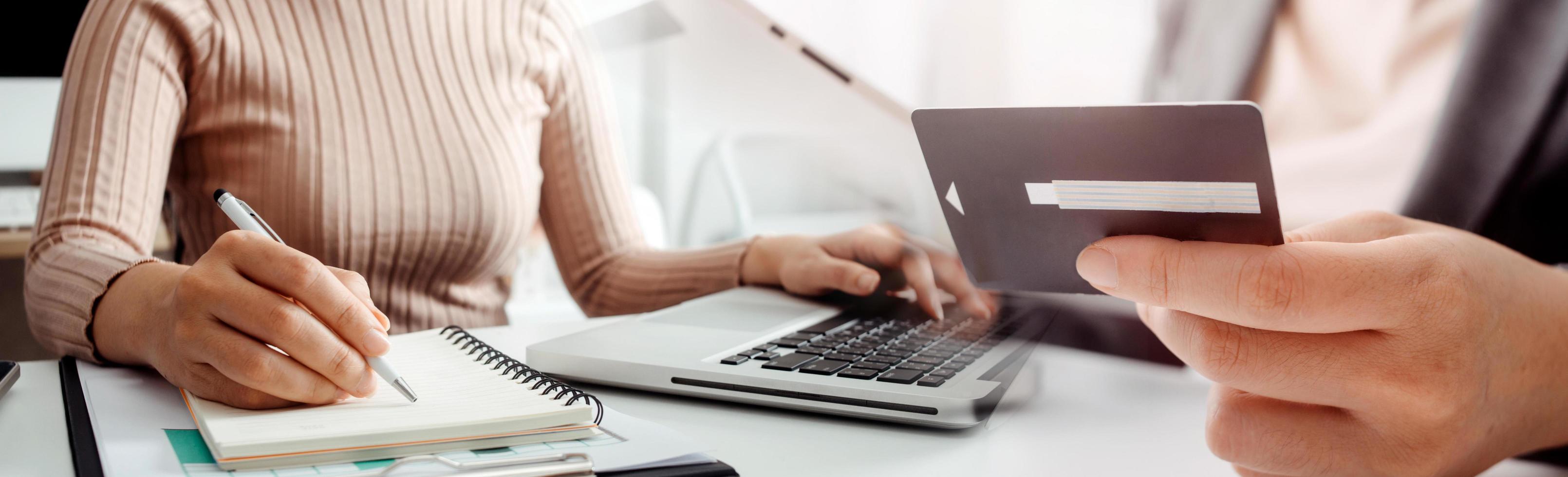 tecnologia, pessoas e conceito de compras online - homem sorridente feliz com computador tablet pc e cartão de crédito em casa foto