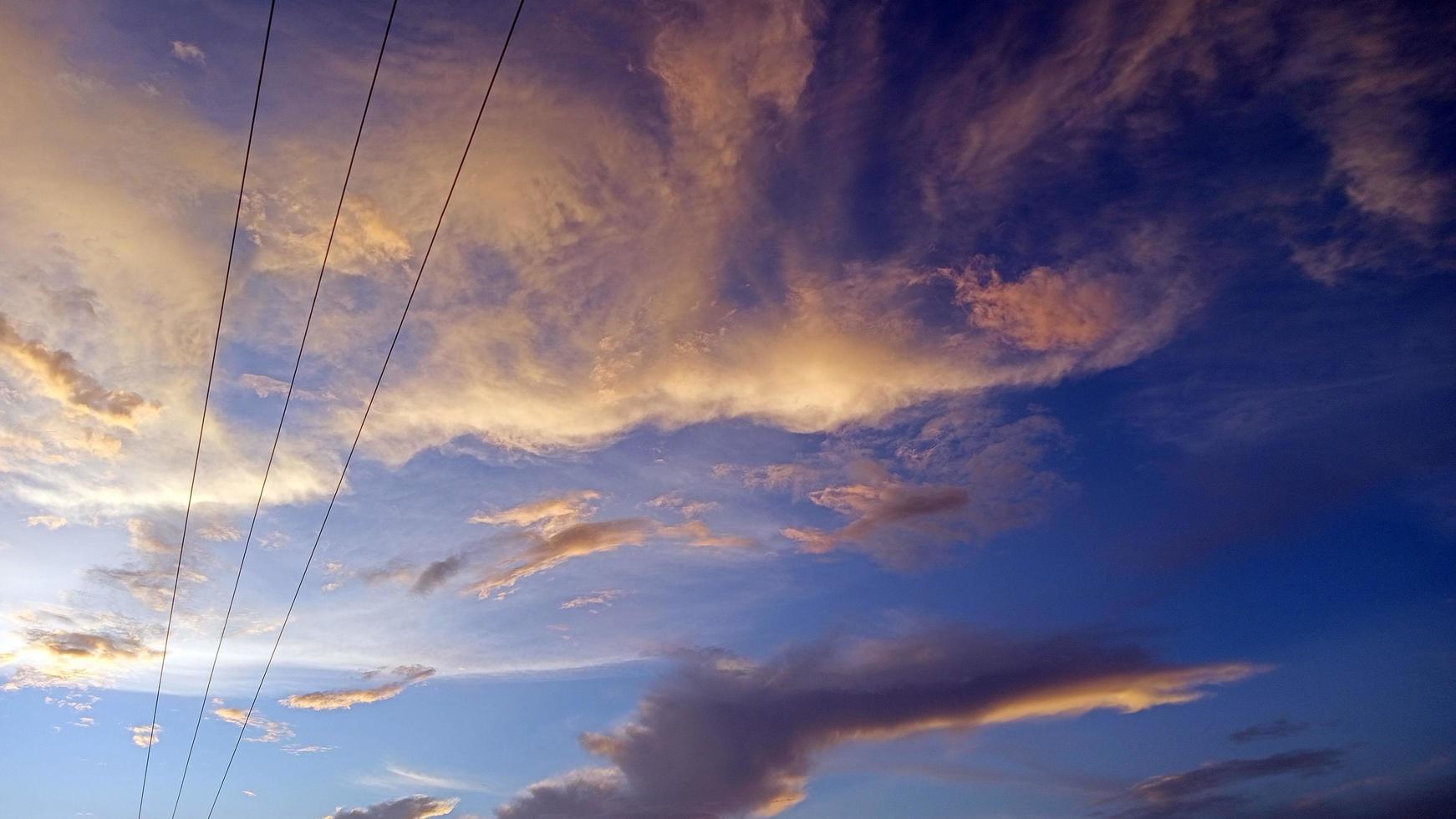 imagem de fundo do céu azul escuro foto