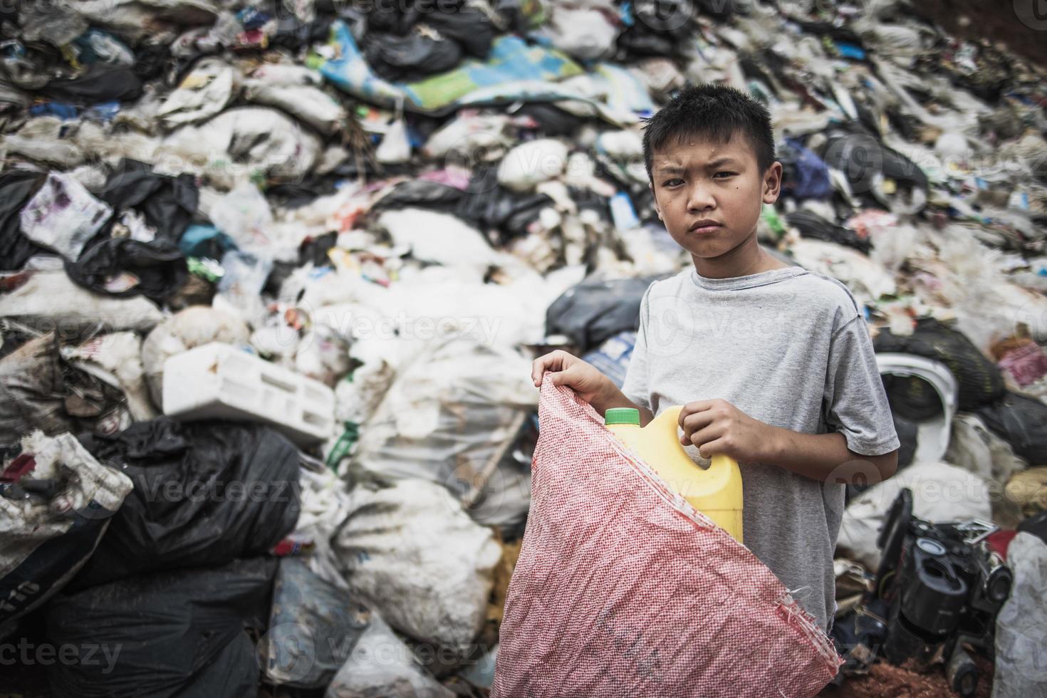 trabalho infantil. as crianças são obrigadas a trabalhar no lixo. crianças pobres recolhem lixo. pobreza, violência infantil e conceito de tráfico, trabalho anti-infantil, dia dos direitos em 10 de dezembro. foto