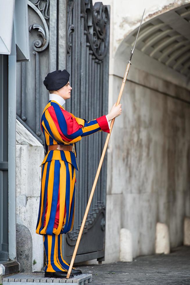 guarda suíça de roma 2018 no vaticano, roma, itália. os guardas suíços são responsáveis pela segurança do vaticano. foto