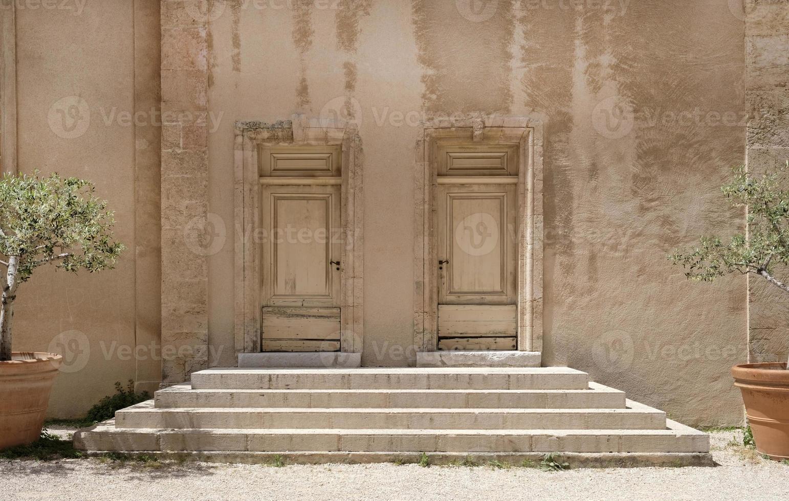 degraus que levam a duas portas de um prédio antigo em marselha foto