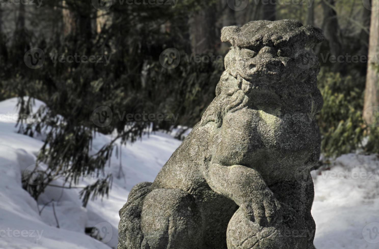 criatura de pedra na floresta ao redor de um santuário em kusatsu onsen, japão foto