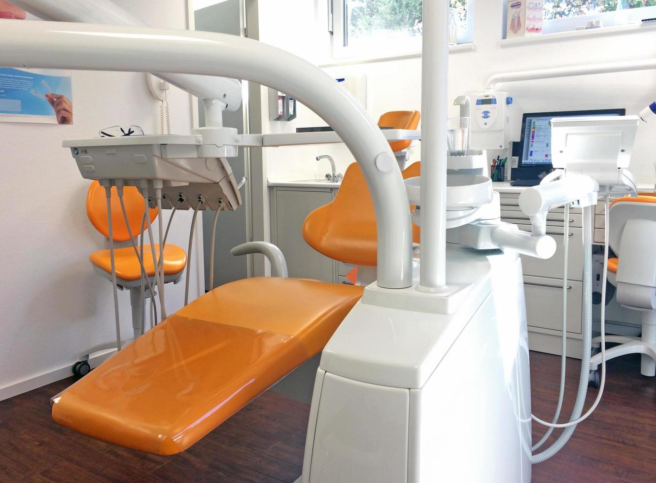 colônia, alemanha, 2019 - um consultório de dentista bem iluminado com cadeira de dentista. foto