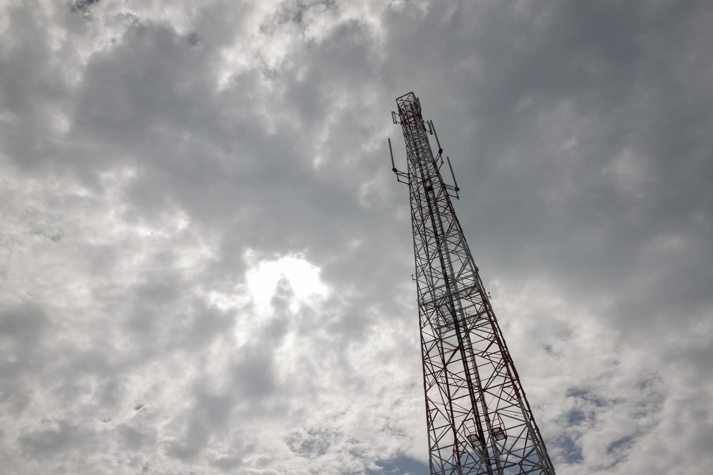 sinal de rádio da torre de telecomunicações em fundo nublado. foto