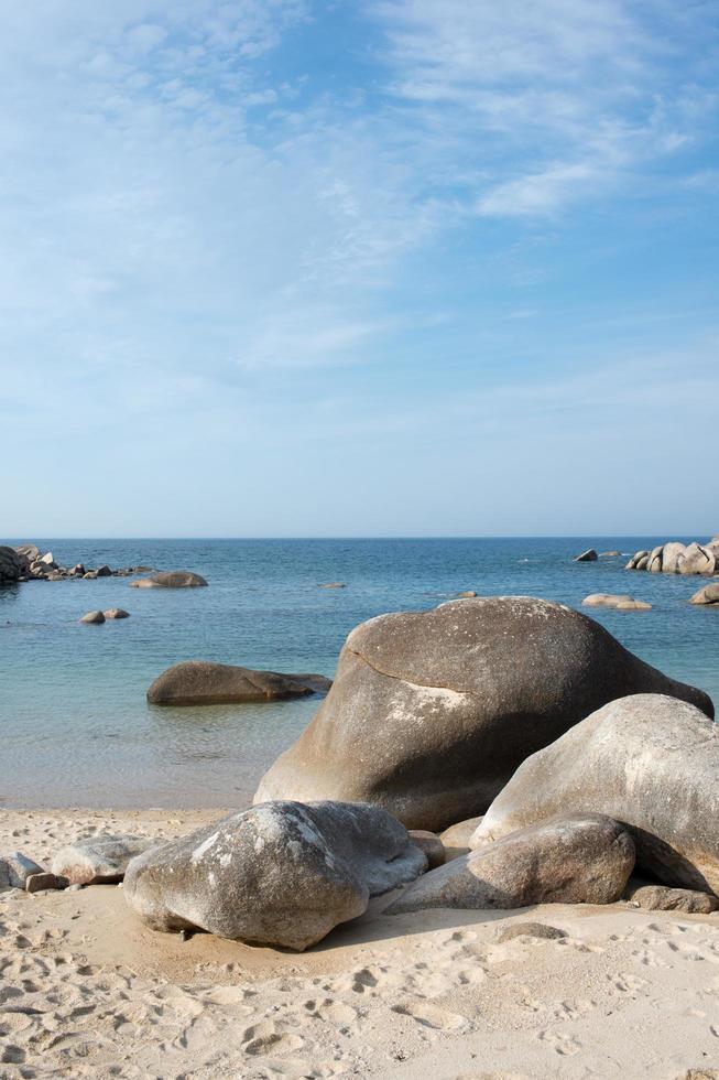 praia rochosa em um dia ensolarado. ninguém. Bretanha, França foto