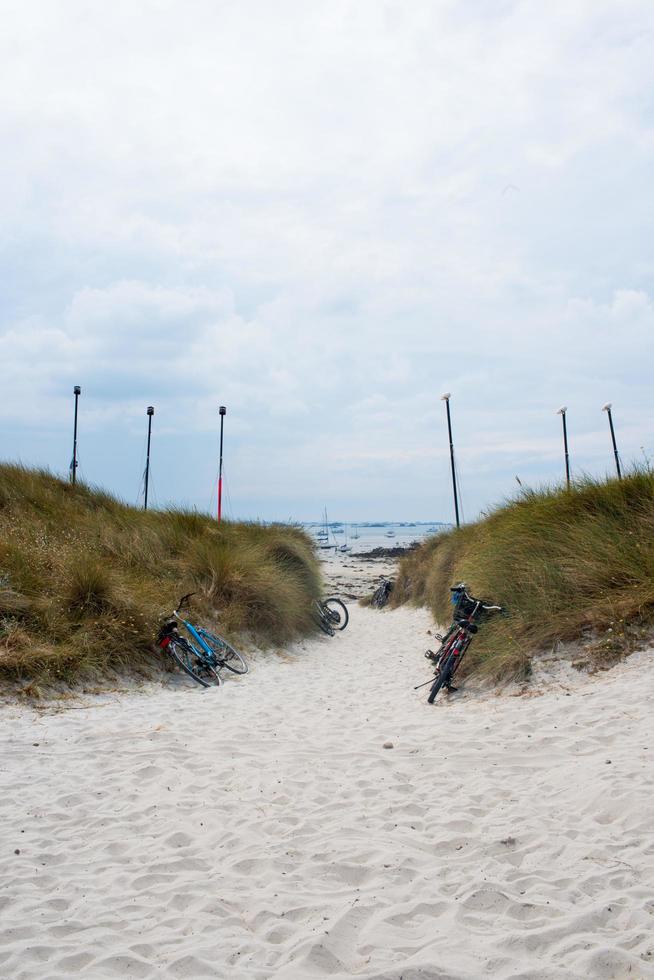 bicicletas na entrada da praia. Ilha Batz, França foto