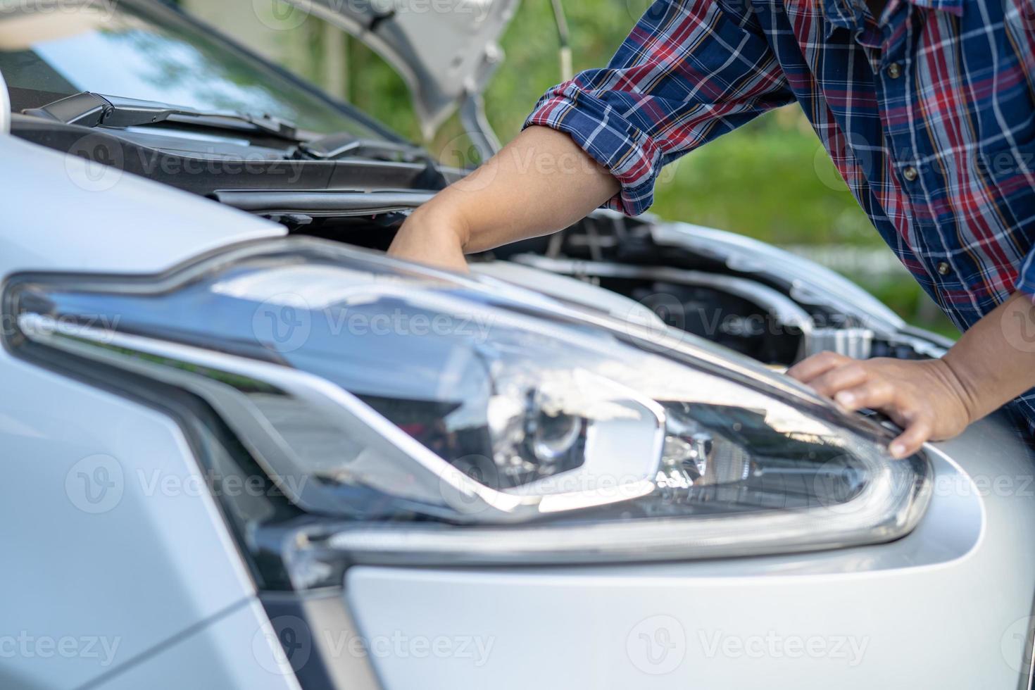 Abra o sistema do motor mecânico do capô para verificar e reparar danos ao acidente de carro. foto