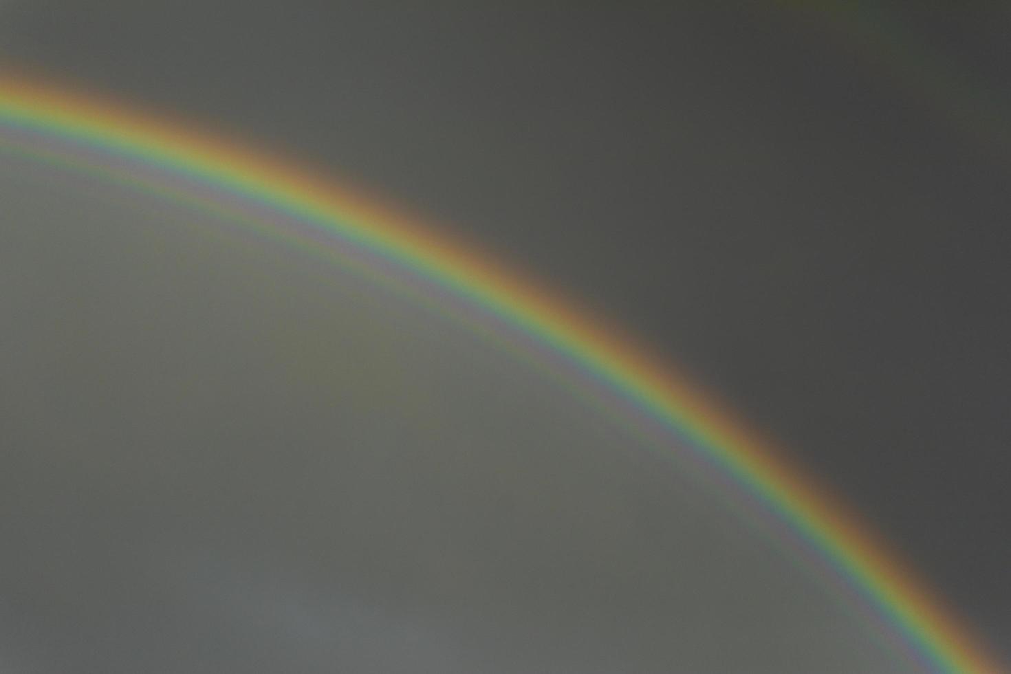 arco-íris no céu. depois da chuva. fenômeno da natureza. foto