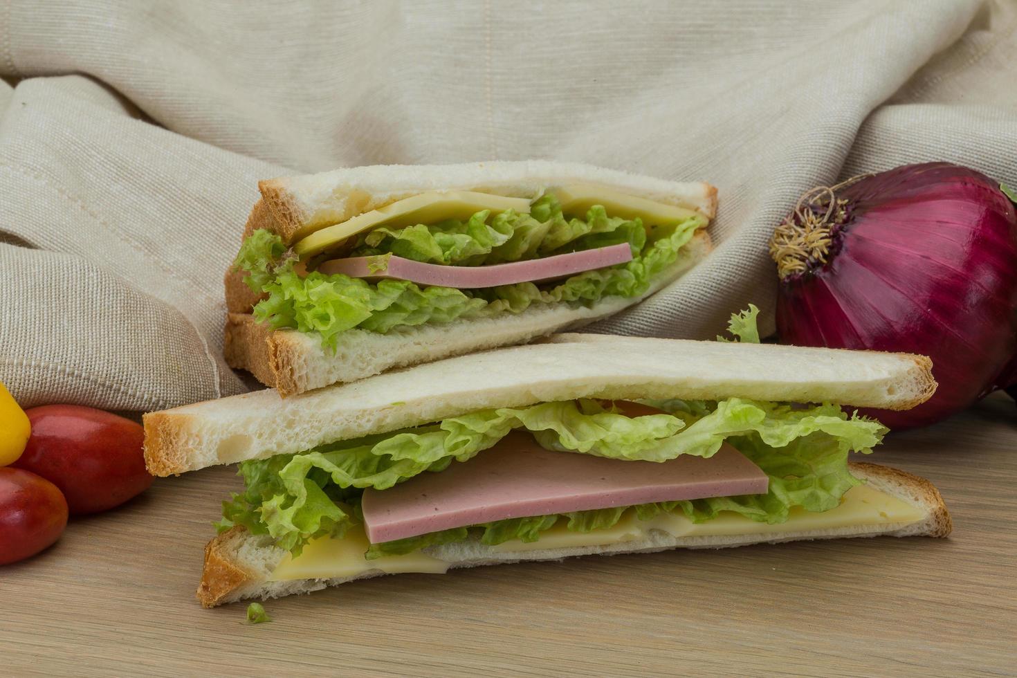 sanduíche com queijo e salsichas foto