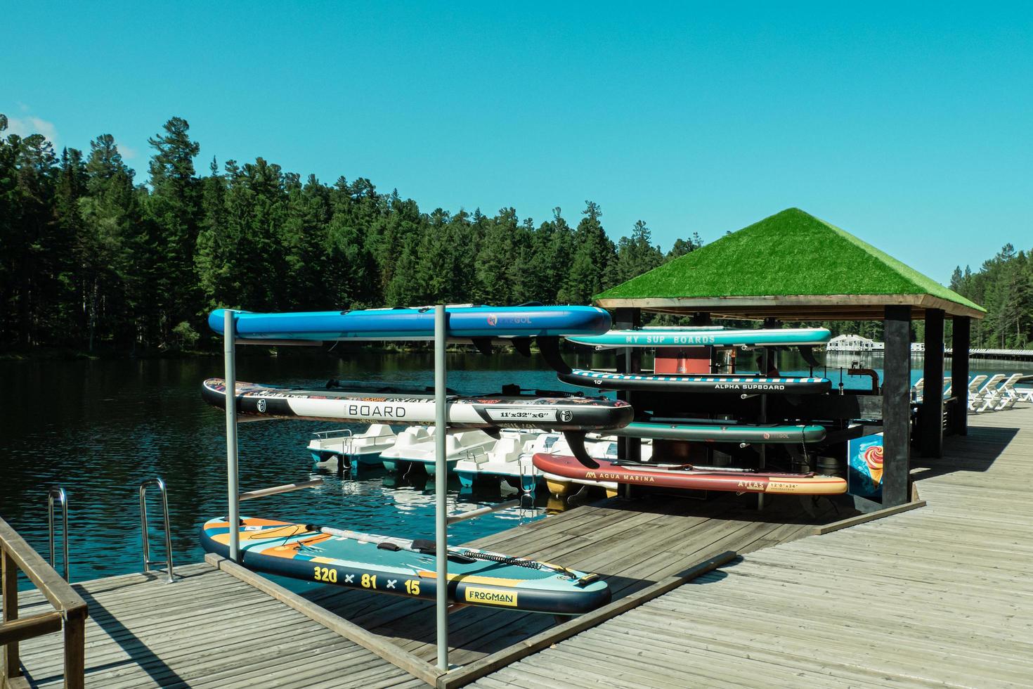 rússia, vila de vydrino, 12 de setembro de 2022, aluguel de prancha de sup warm lakes foto