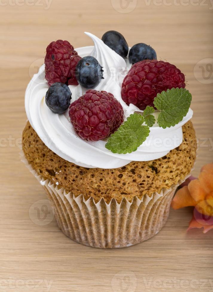 cupcakes com frutas vermelhas foto