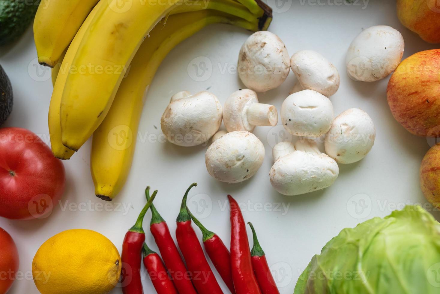 legumes frescos e saudáveis para uma dieta saudável. conceito de comida saudável foto