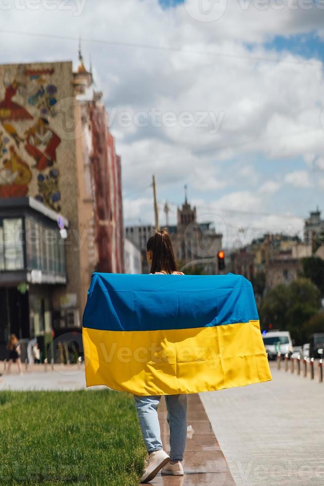 jovem com bandeira nacional da ucrânia na rua foto