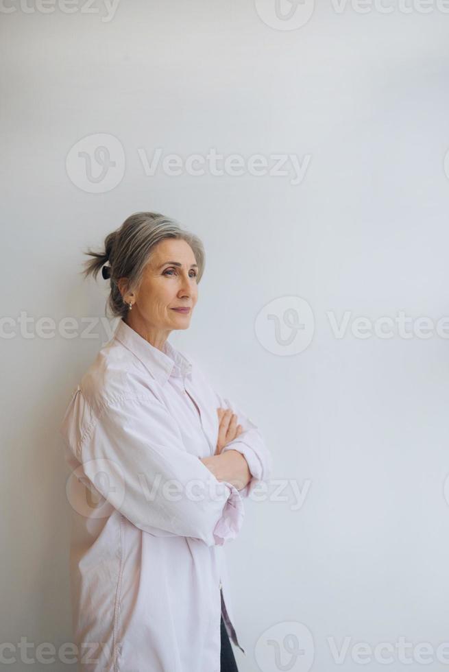 sorridente mulher de negócios de meia idade confiante sobre fundo branco. foto