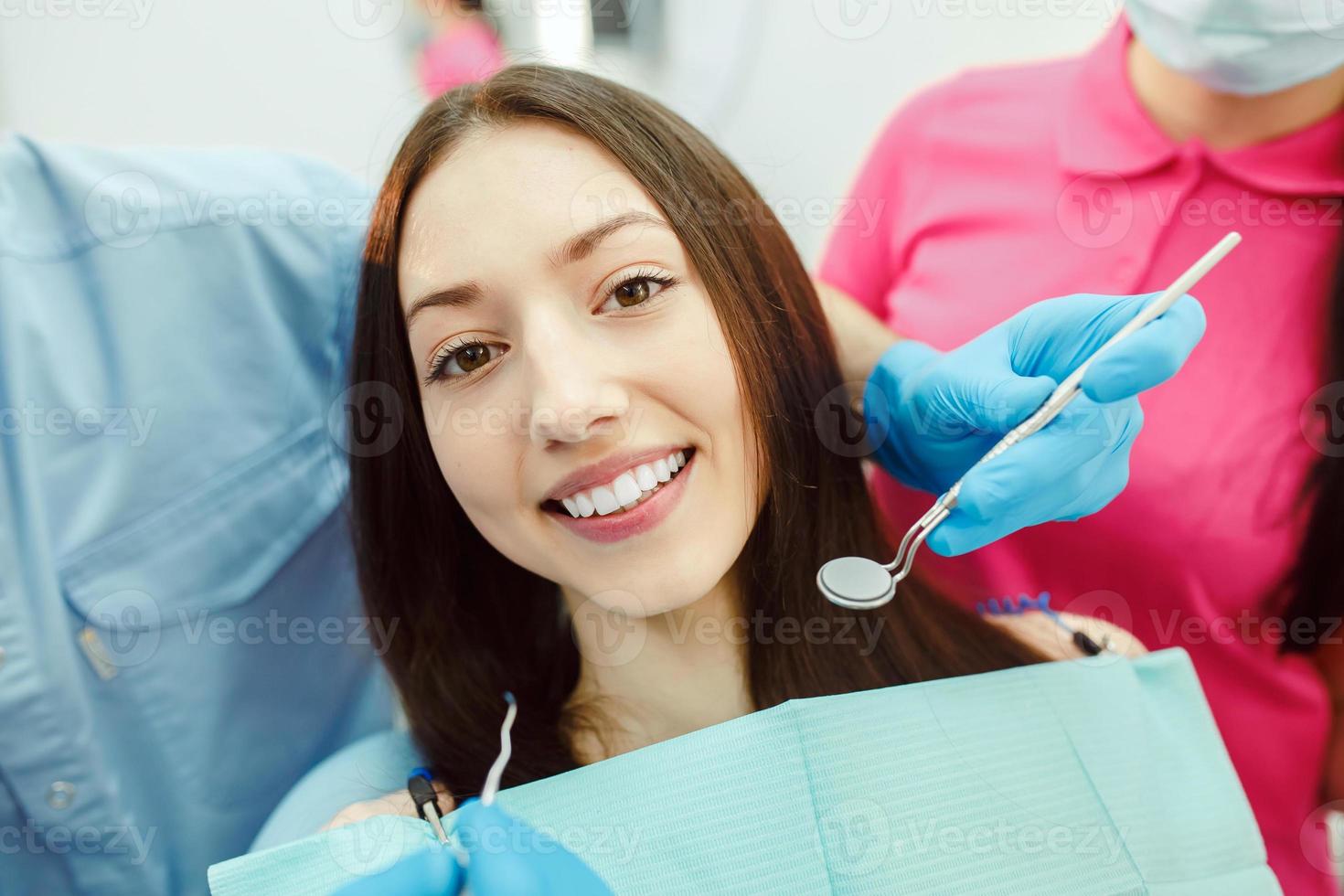 a garota na recepção no dentista foto