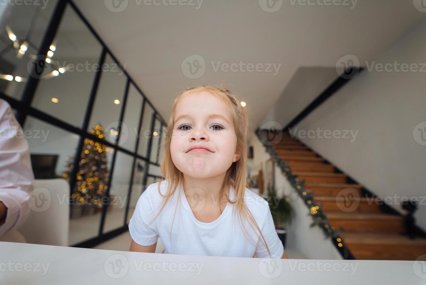 adorável menina olhando para o close-up da câmera foto