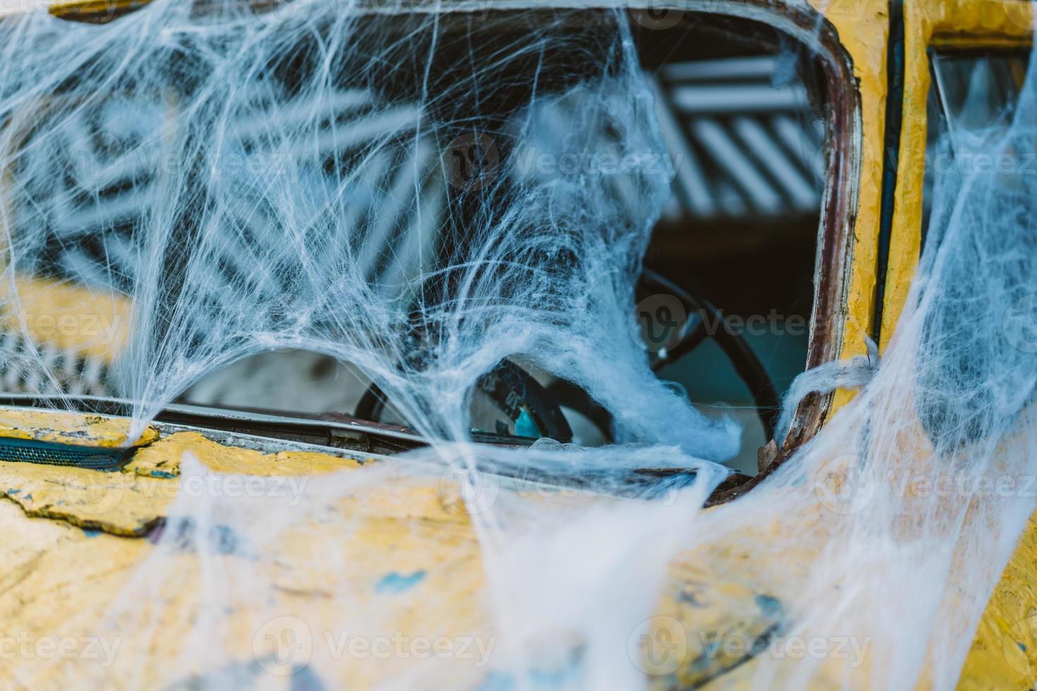 velho táxi amarelo retrô decorado com teias de aranha foto