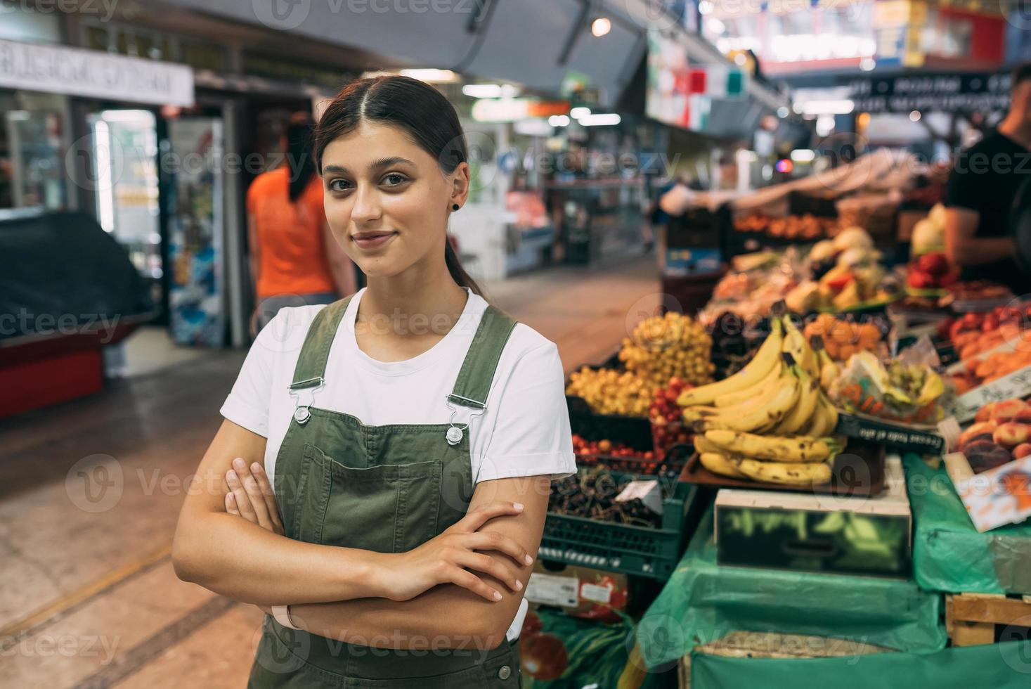 mulher vendedora de frutas no mercado perto do balcão foto