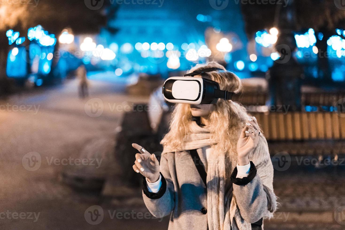 jovem recebendo experiência fone de ouvido vr foto