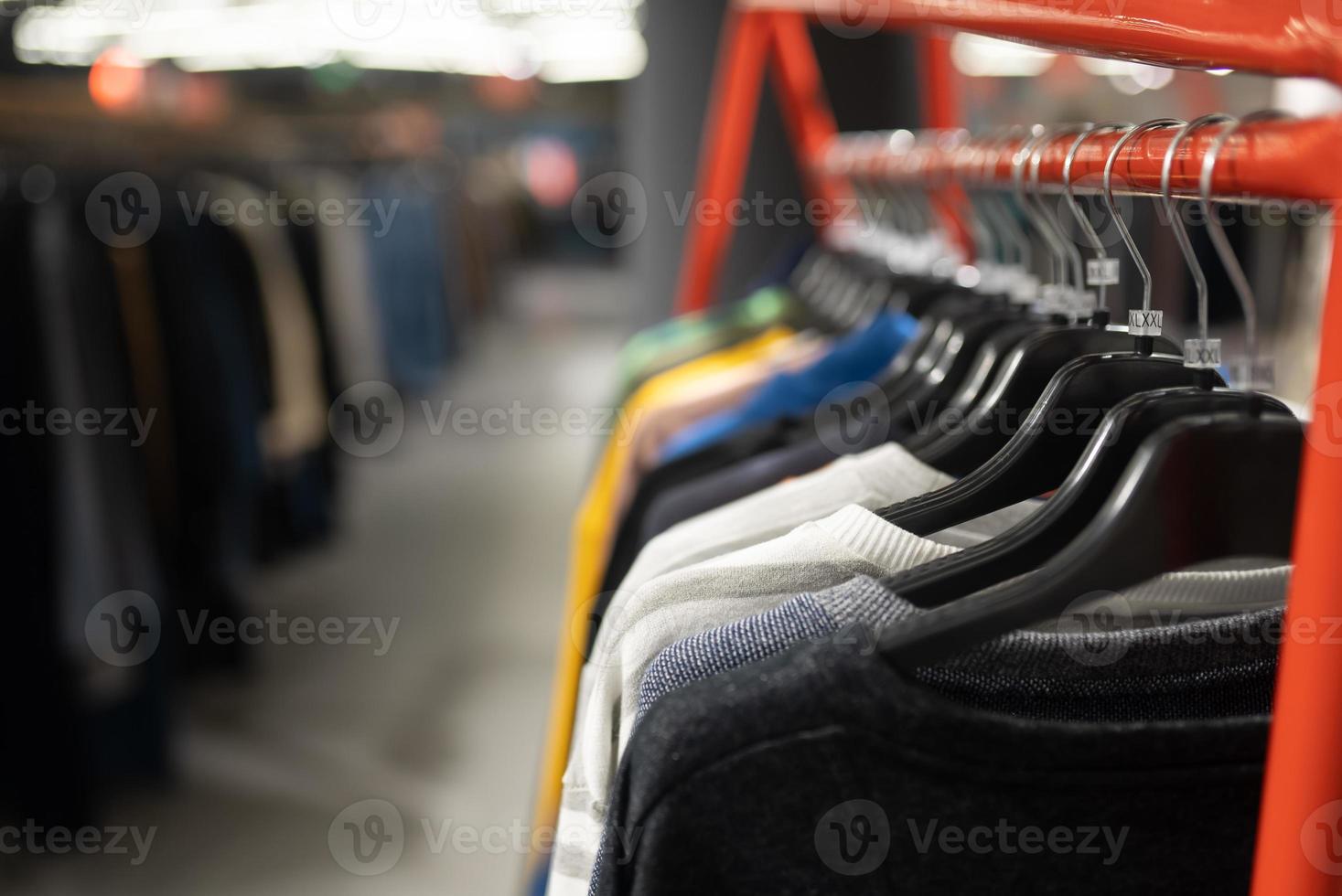 roupas elegantes em um cabide em uma loja. nova coleção de casacos. foto