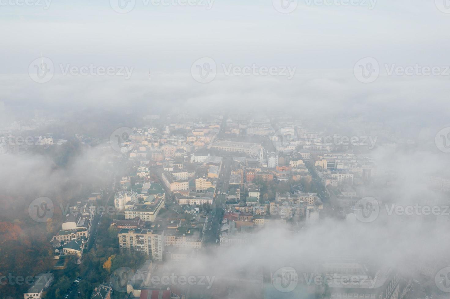 vista aérea da cidade no meio do nevoeiro foto