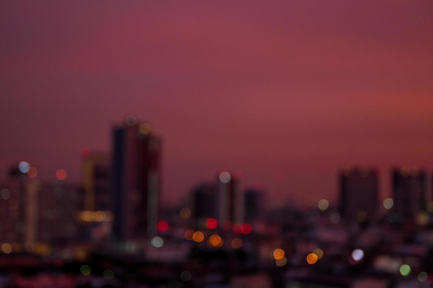 fundo de céu claro por do sol antes da noite sobre a luz bokeh da cidade foto