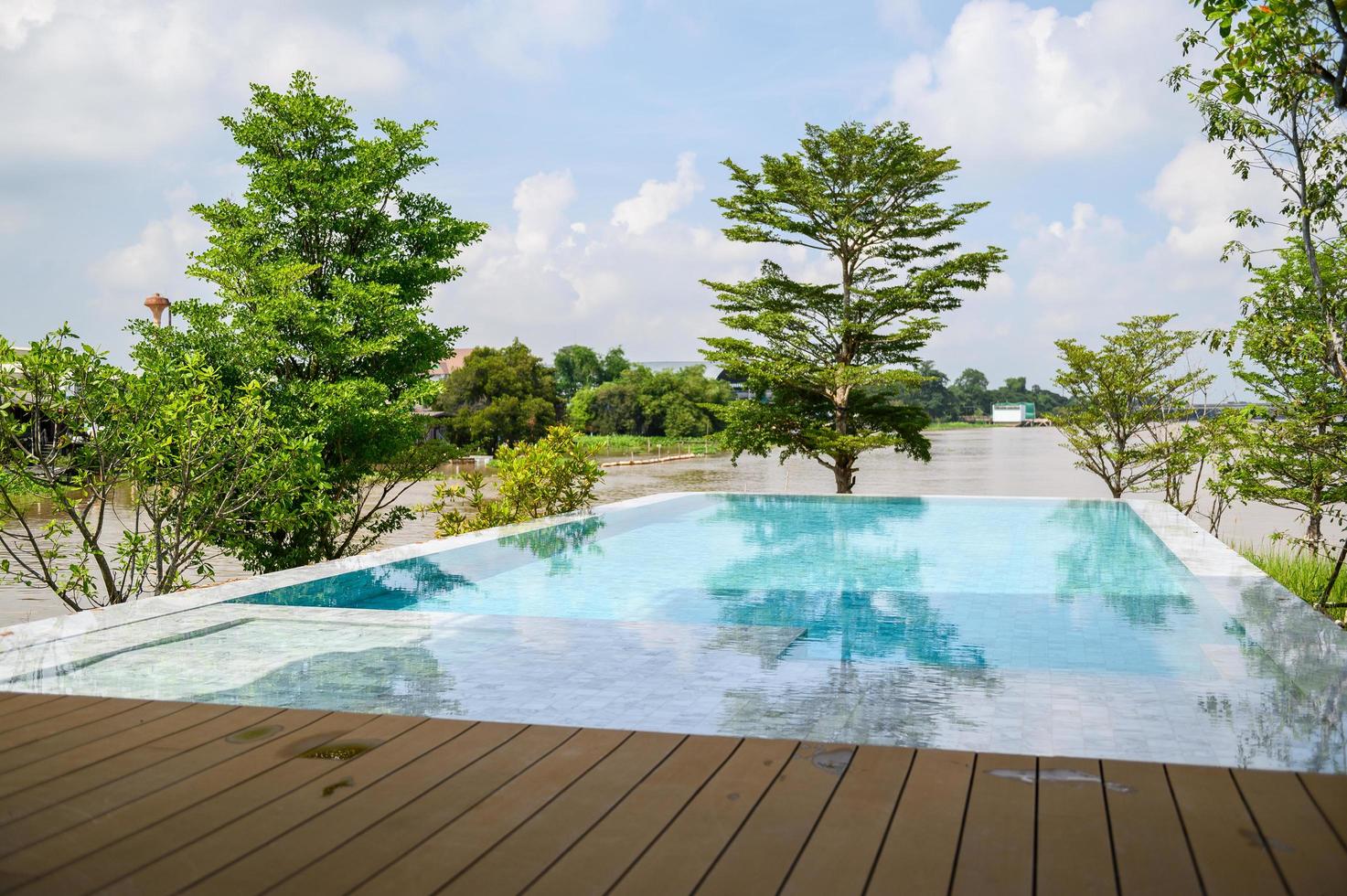 piscina em frente ao quarto do hotel villa em dia ensolarado de verão foto