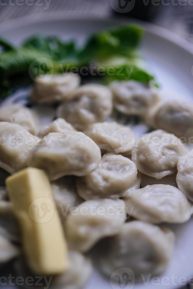 prato tradicional pelmeni recheado com carne. foto