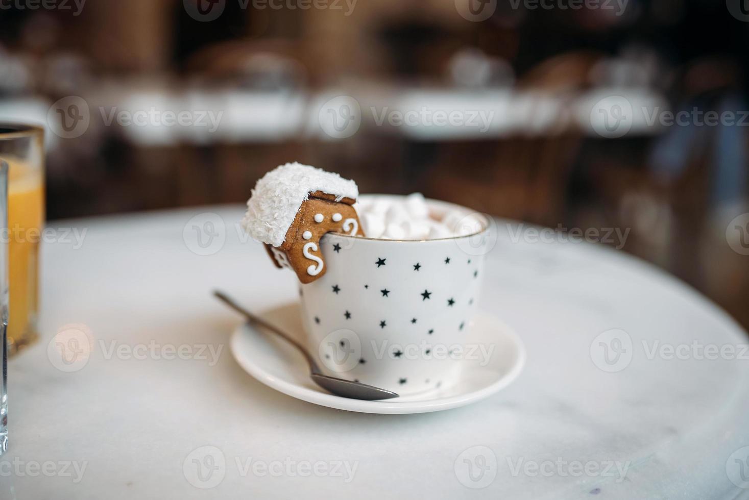 a caneca com as decorações de natal e biscoito na borda foto