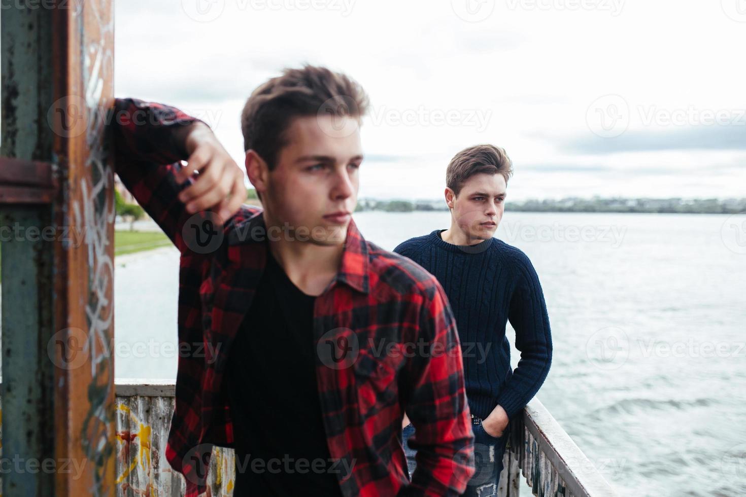 dois caras estão em um prédio abandonado no lago foto