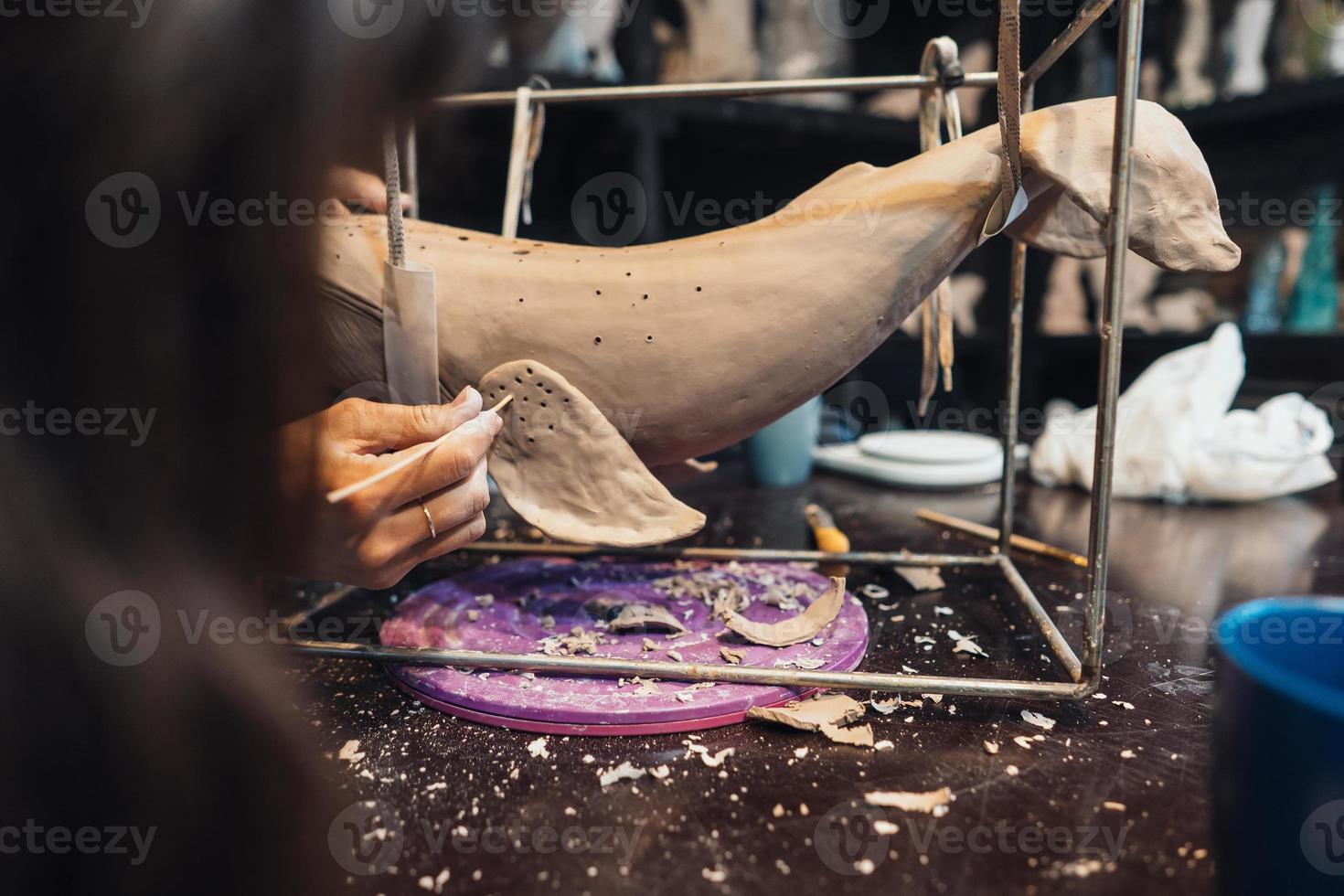 retrato de jovem desfrutando de trabalho favorito na oficina. foto