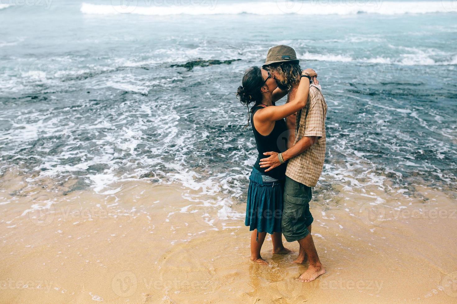 casal numa praia tropical foto