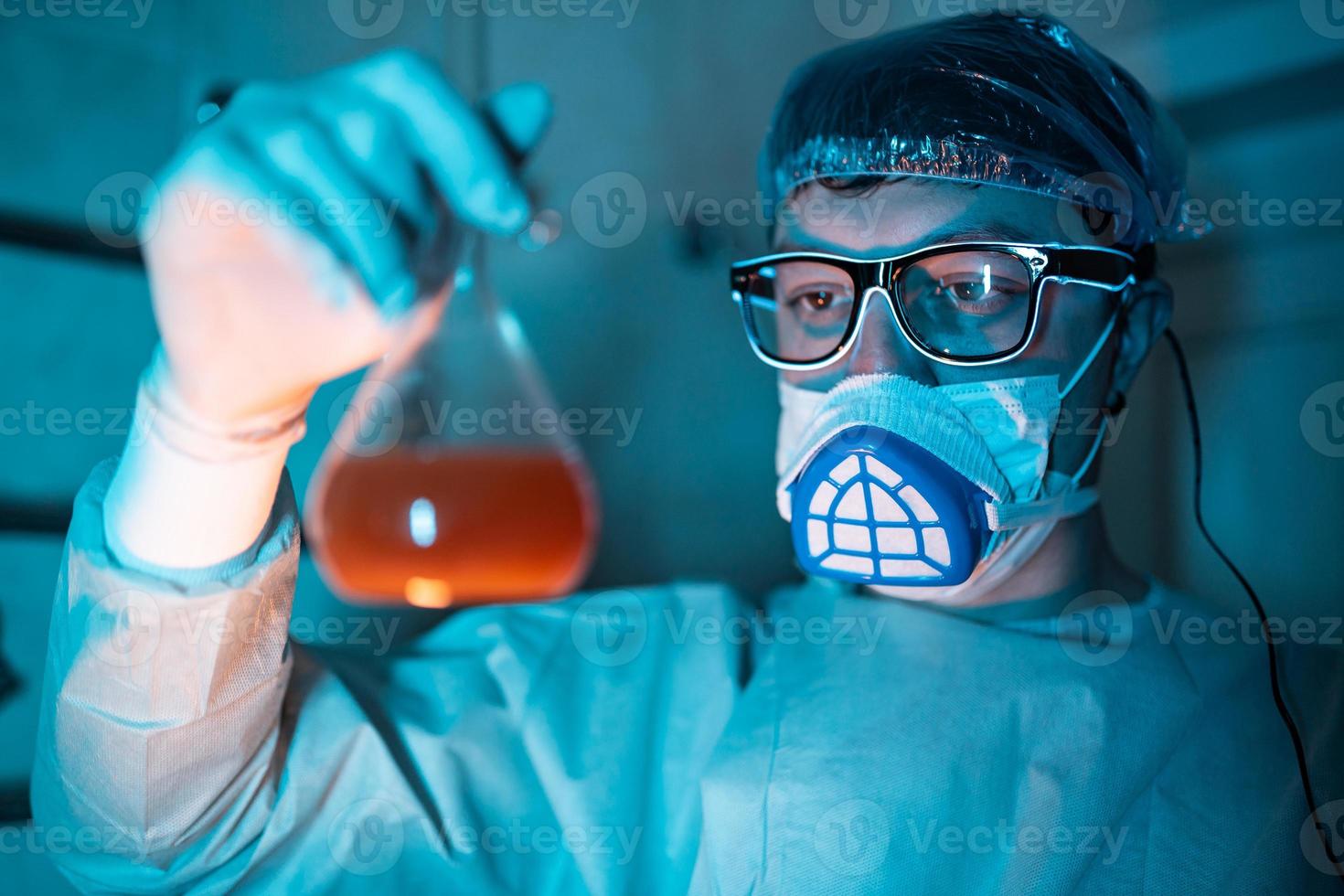 jovem pesquisador masculino realizando experimento científico. foto