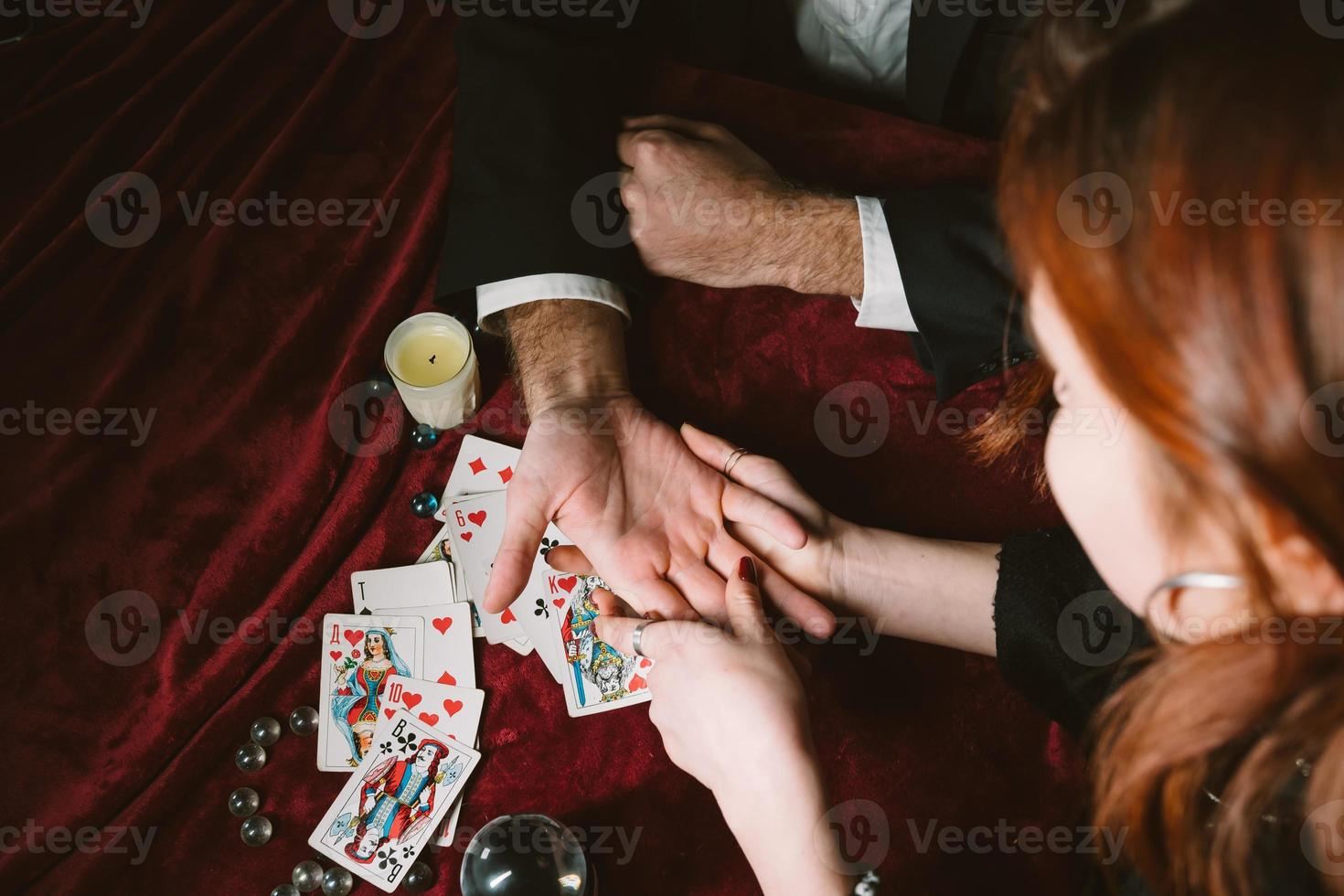 lendo as linhas mão nas mãos de um homem foto