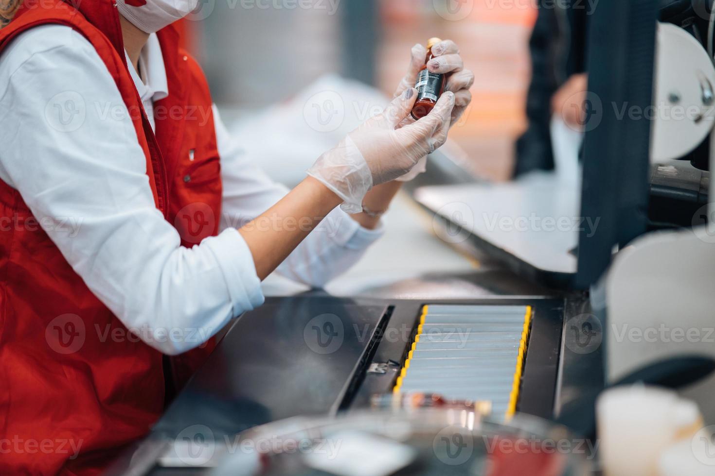 uma mulher lê o código de barras na máquina de checkout no supermercado foto