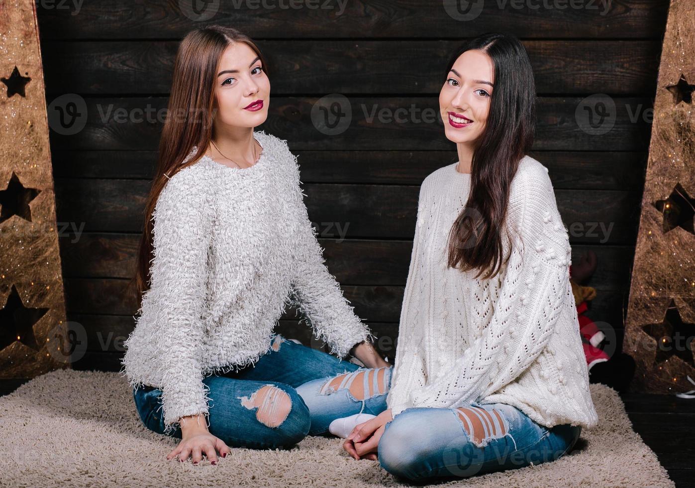 duas lindas garotas sentadas no chão foto