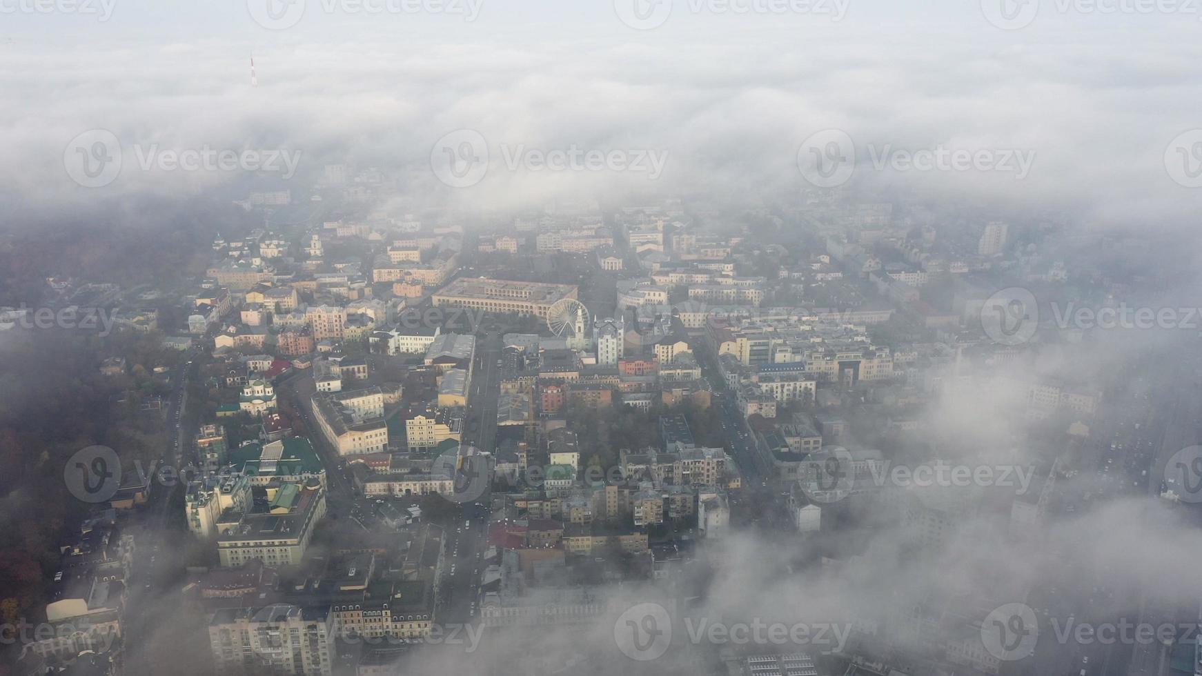 vista aérea da cidade no meio do nevoeiro foto