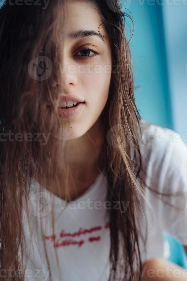 linda, jovem no banheiro está se divertindo foto