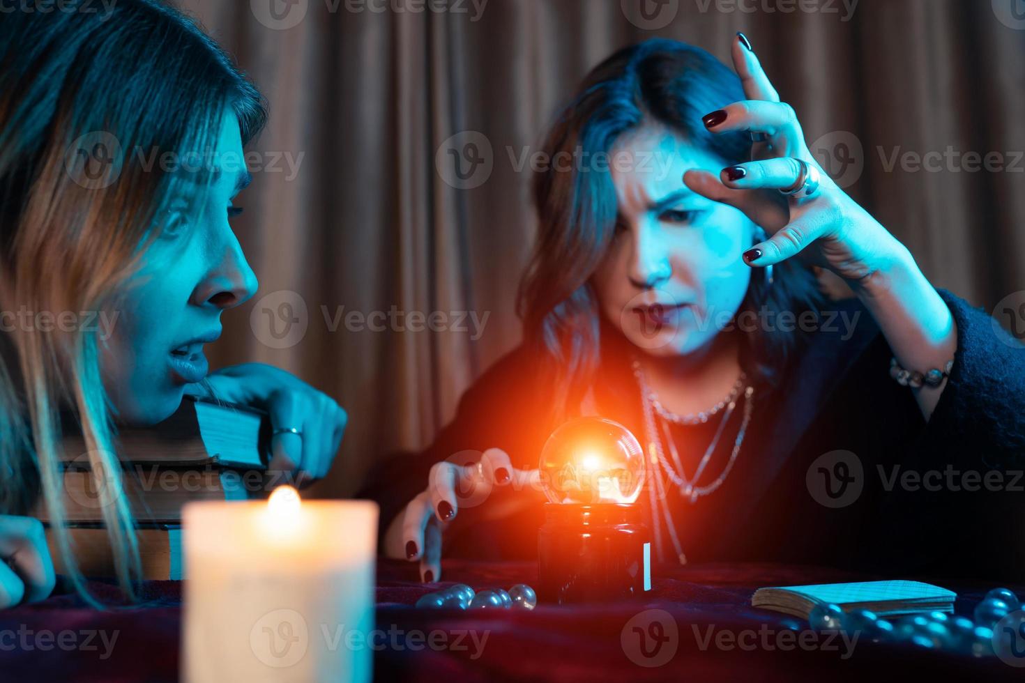 mulher e mulher cartomante com bola de cristal foto