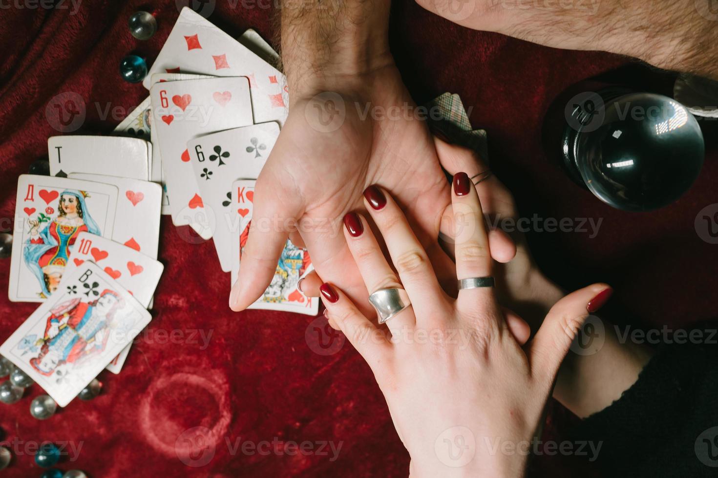 lendo as linhas mão nas mãos de um homem foto